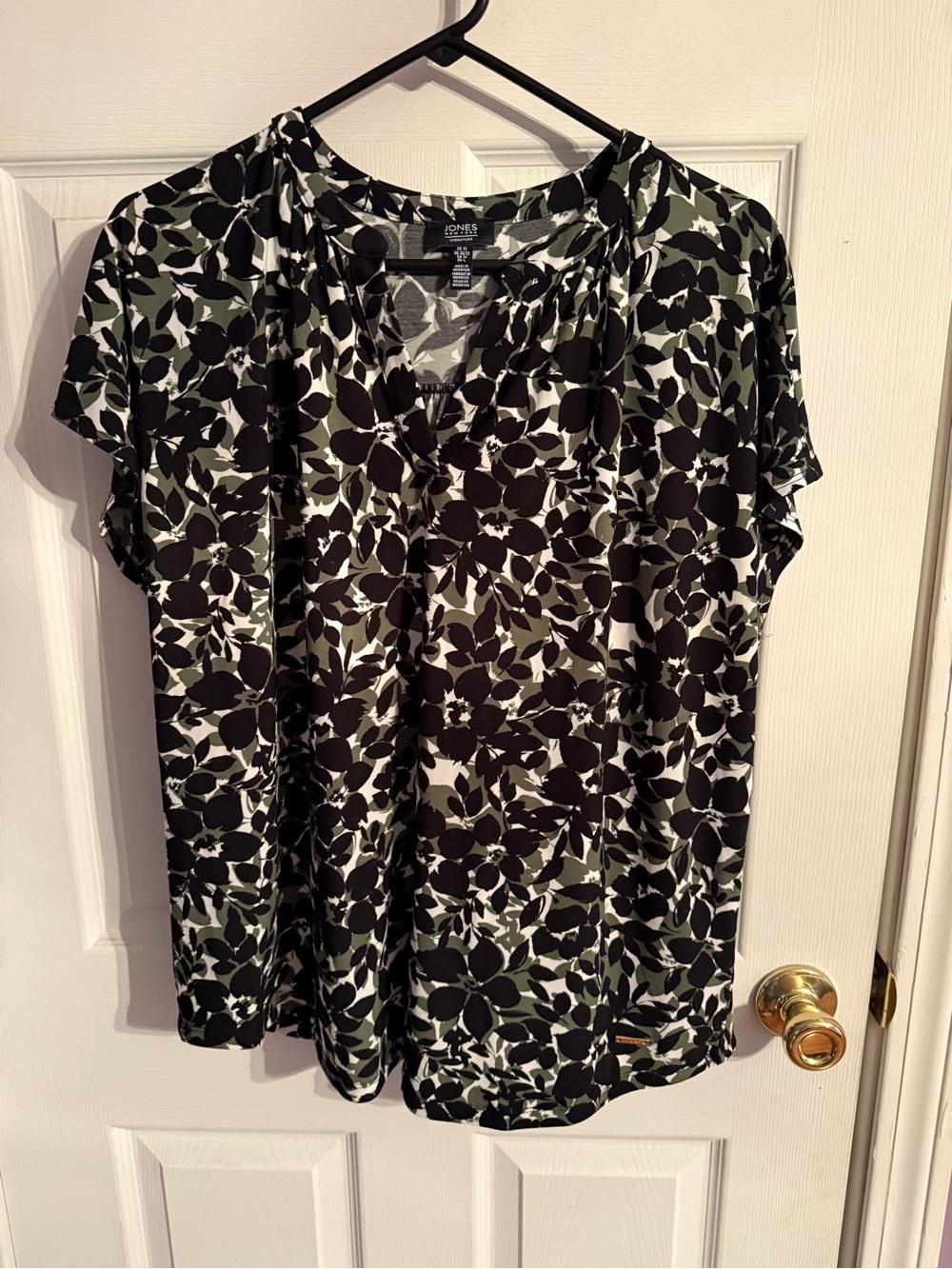 Jones New York Black and White Floral V-Neck Top